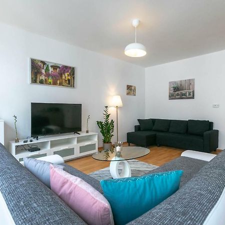 Spacious Apartment In The Old Town Of Bratislava Exterior foto