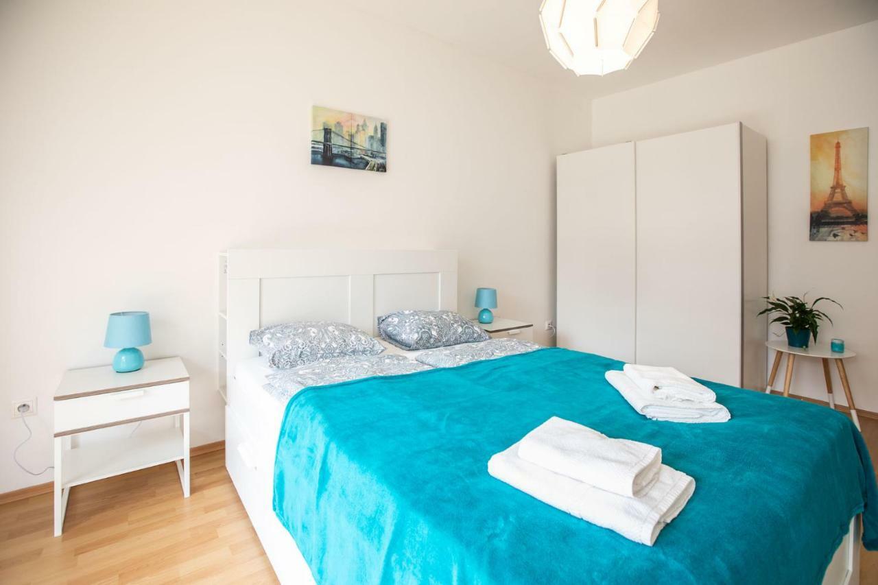 Spacious Apartment In The Old Town Of Bratislava Exterior foto